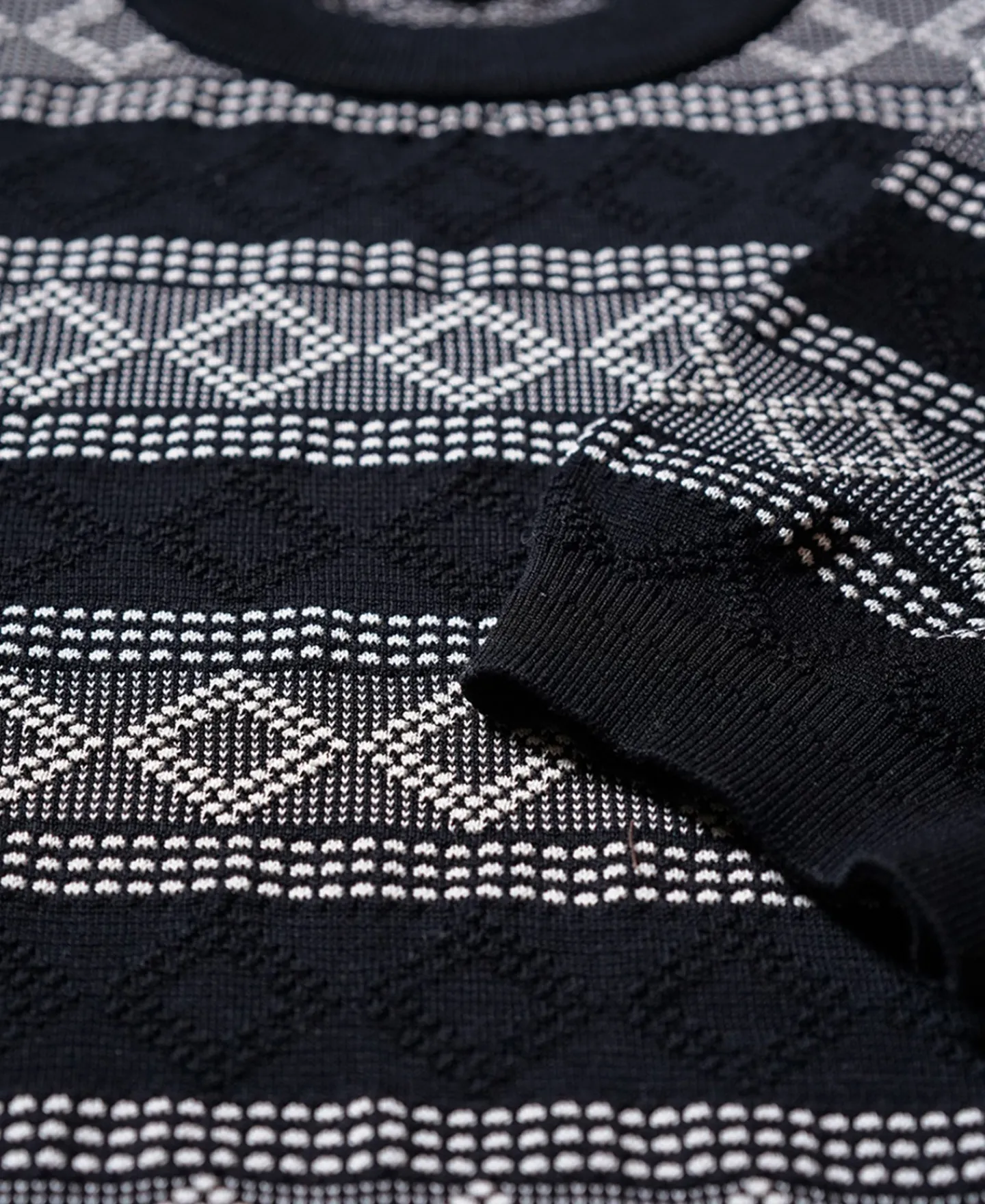 Fashion Diamond Pattern Jacquard Crew Neck T-Shirt - White/Black Short Sleeve T-Shirts | T-shirts